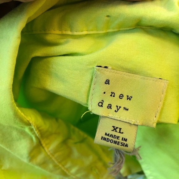 NWT Chartreuse Button Up Blouse Size XL - Picture 7 of 7